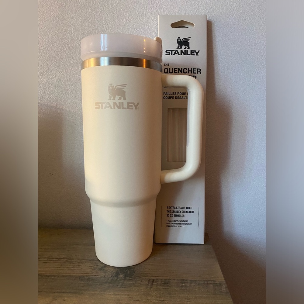 32 oz off white Stanley with extra straws